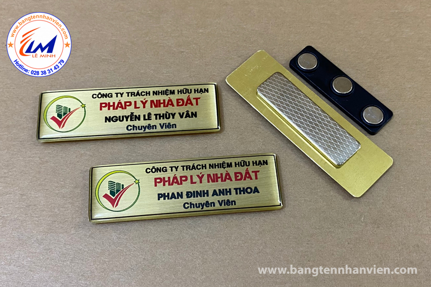 MẪU BẢNG TÊN NHÂN VIÊN ĐỒNG IN UV GẮN NAM CHÂM